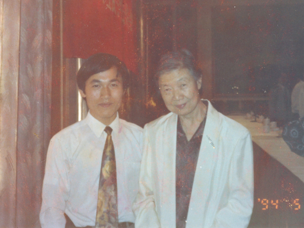 湯傳忠與于若木女士（陳云同志夫人，著名營養(yǎng)專家）合影