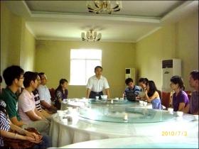 團(tuán)結(jié)一致，奮力拼搏