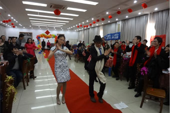 金蛇狂舞辭舊歲，策馬奔騰譜新篇