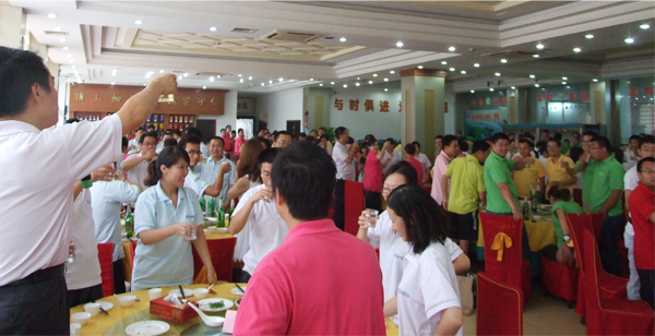 匯聚一堂，共同舉杯