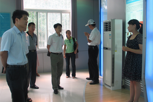 公司領(lǐng)導(dǎo)陪同陳局長(zhǎng)一行參觀微量元素科普展館