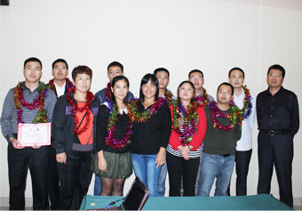 杜經(jīng)理為西北大區(qū)獲獎團(tuán)隊頒獎